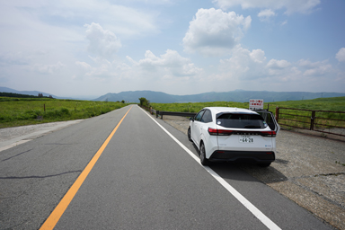 阿蘇の山道と空の広がり