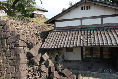 熊本城の地震で崩れた姿