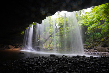 鍋ケ滝の裏側から見た水のカーテン