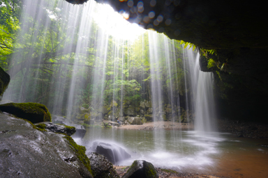 滝の裏に入れる鍋ケ滝
