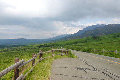 阿蘇の山道と草原