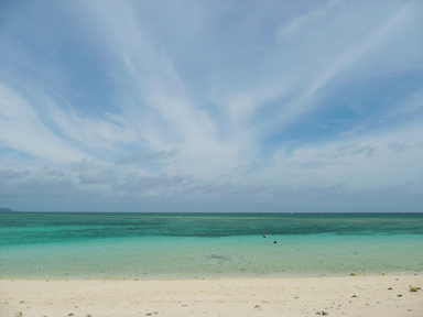 ハテの浜のエメラルドグリーンの海と白い砂浜と青い空