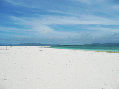 ハテの浜の真っ白な砂浜