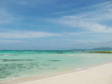 ハテの浜のエメラルドグリーンの海と白い砂浜