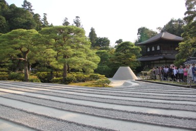 銀閣寺の庭園と建物