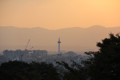 京都タワーと駅前の風景
