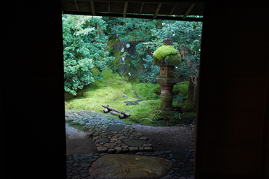 瑠璃光院の絵画のような庭