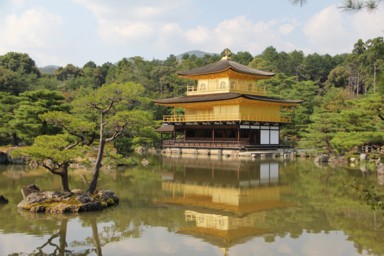 湖面にも映る金閣寺