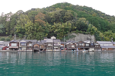 伊根の舟屋と海沿いの家々