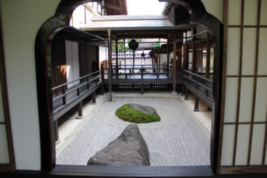 建物の廊下と丸窓の風景