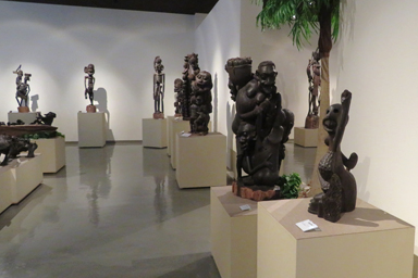 マコンデ美術館の彫刻展示