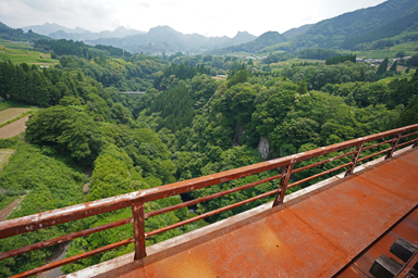 鉄道の高架橋と深い渓谷