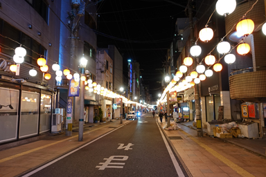 ニシタチの夜の繁華街