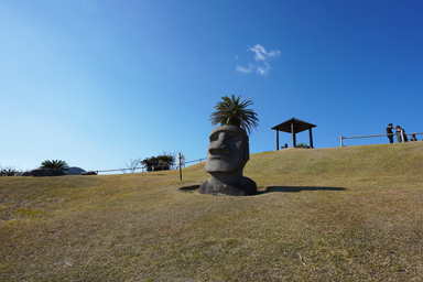 サンメッセ日南の転がるモアイ像