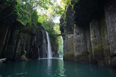 高千穂の滝と断崖の岩場