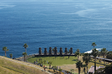 日南の海と7体のモアイ像