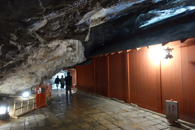 洞窟の中に建つ鵜戸神宮