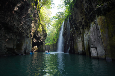 高千穂の滝とボートと渓流