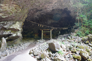 天安河原の洞窟と石