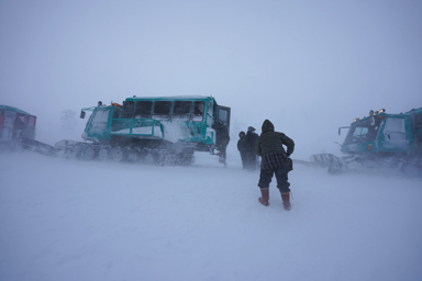 樹氷へ向かう雪上車