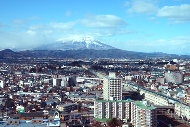 マリオス展望室からの岩手山