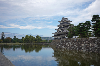 松本城の天守と堀の反射