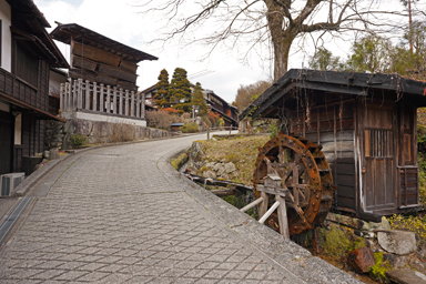 妻籠宿の水車と格子戸