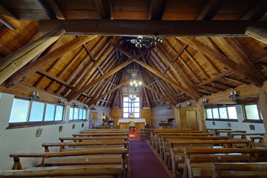軽井沢聖パウロ教会の木を感じる内観