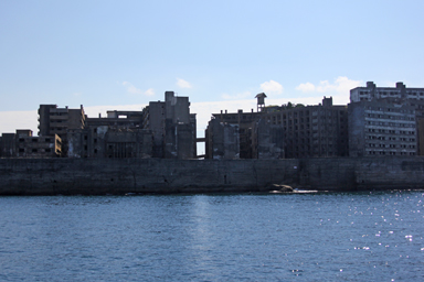 軍艦島の廃墟と空