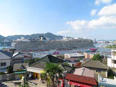 長崎の街と巨大客船