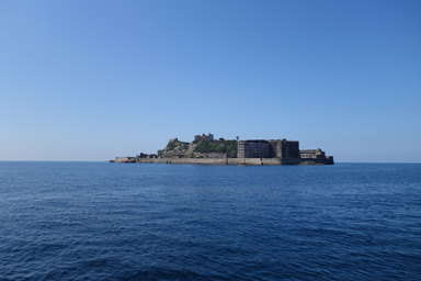 軍艦島を海から望む