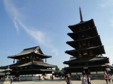 法隆寺の伽藍と青空