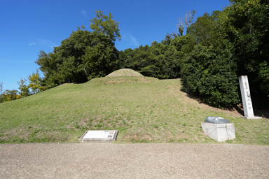 キトラ古墳の外観と丘陵