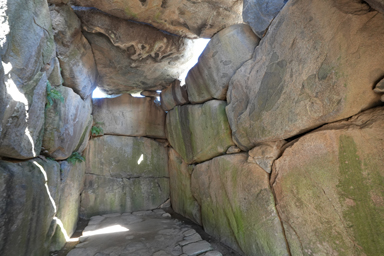 石舞台古墳の内部と天井石