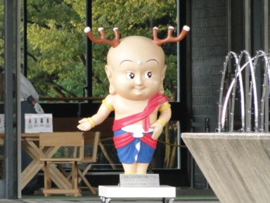 奈良公園の鹿と紅葉