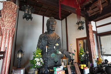 飛鳥寺の本堂と仏像