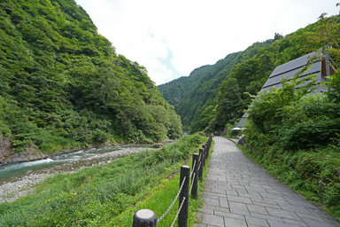 清津峡の岩壁と渓流