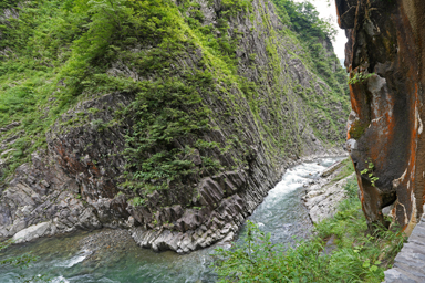 清津峡の深い渓谷