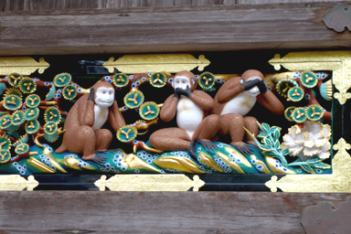 見ざる言わざる聞かざるの彫刻