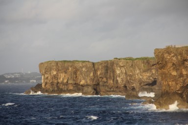 激しく波の打ち寄せる残波岬