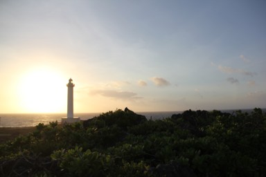夕暮れの太陽を浴びる残波岬灯台