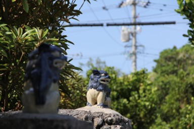 シーサーが迎えてくれる久高島