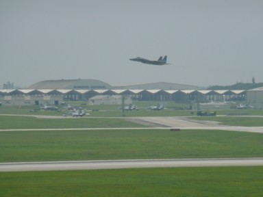 展望台からの戦闘機が飛ぶ嘉手納基地