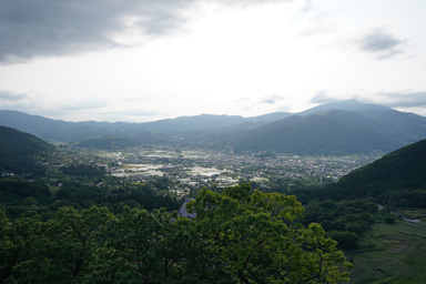 湯布院の街並みと山々