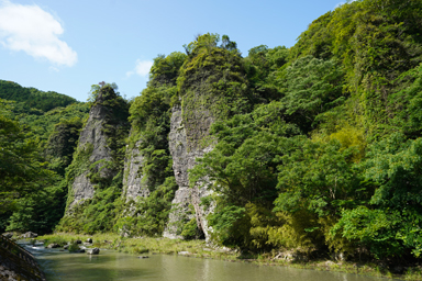 南屏峡の渓谷と岩肌
