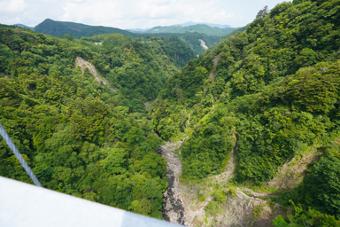 吊橋から見下ろす渓谷