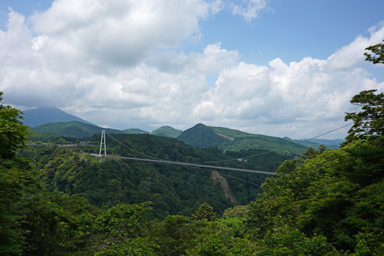 吊橋の山に埋もれた全景