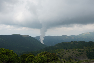 煙の上がるくじゅう連山