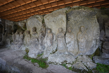臼杵石仏の仏像と岩肌