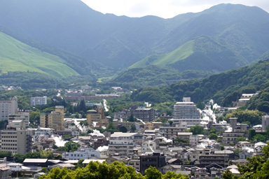 別府の街並みと湯けむり